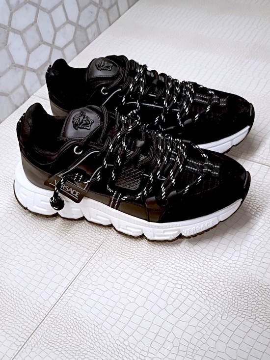 Rare  Brand New Classic Elegant Versace Trigreca Black Sneakers Size 40 EU main image 8
